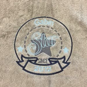 Serviette de toilette brodée du motif Star Since (année) à personnaliser du prénom de votre choix