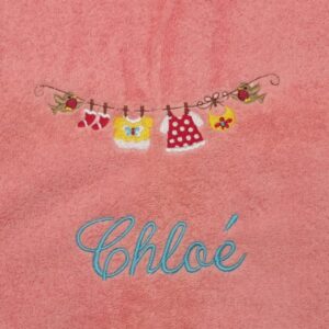 Serviette de toilette brodée du motif Baby Girl Clothesline à personnaliser du prénom de votre choix