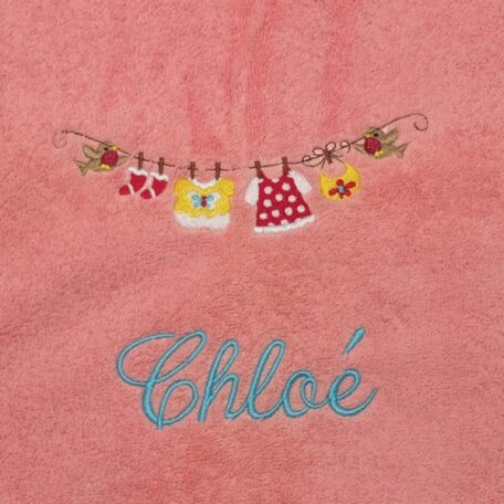 Serviette de toilette brodée du motif Baby Girl Clothesline à personnaliser du prénom de votre choix