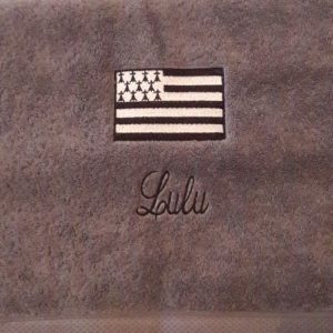 Serviette de toilette brodée du motif Gwenn Ha Du, le drapeau breton à personnaliser du prénom de votre choix