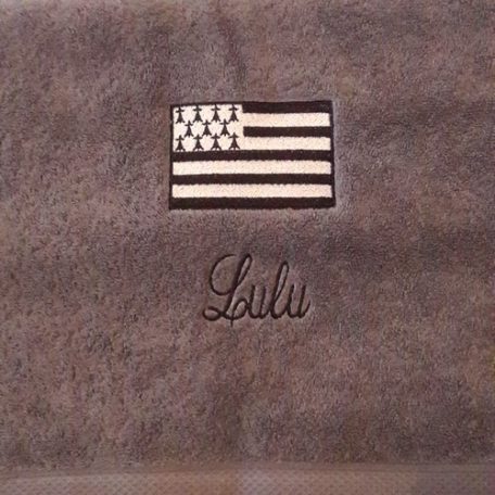 Serviette de toilette brodée du motif Gwenn Ha Du, le drapeau breton à personnaliser du prénom de votre choix