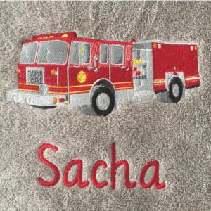 Serviette de toilette brodée du motif Camion de pompier (XL) à personnaliser du prénom de votre choix