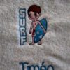 Serviette de toilette brodée du motif SURF BOY à personnaliser du prénom de votre choix