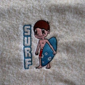 Serviette de toilette brodée du motif SURF BOY à personnaliser du prénom de votre choix