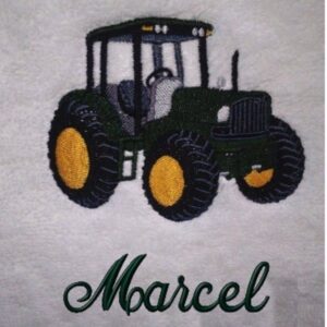 Serviette de toilette brodée du motif Tracteur à personnaliser du prénom de votre choix