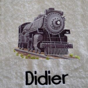 Serviette de toilette brodée du motif Train à personnaliser du prénom de votre choix