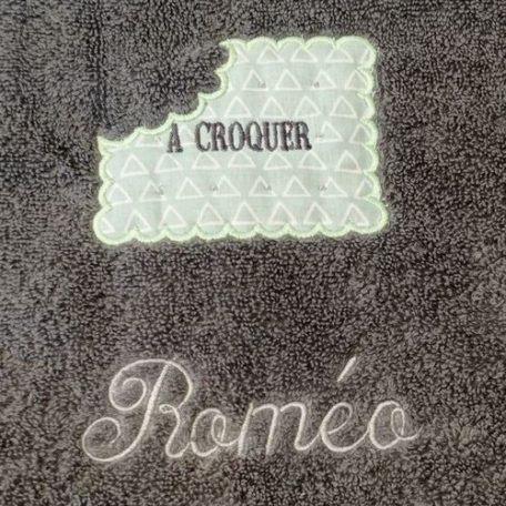 Serviette de toilette brodée du motif A CROQUER à personnaliser du prénom de votre choix