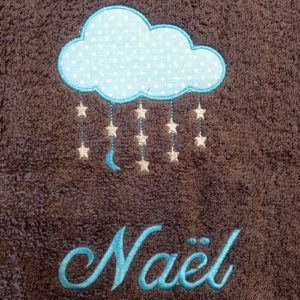 Serviette de toilette brodée du motif Nuage et sa pluie d'étoiles à personnaliser du prénom de votre choix