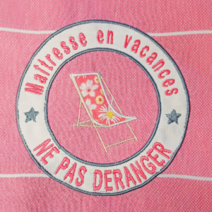 Pratique, jolie et personnalisée du message "Maîtresse en vacances", cette fouta de plage sera le cadeau de fin d'année scolaire idéal.