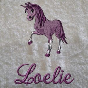 Cette jolie serviette brodée du motif CHARMING LICORNE et personnalisée de son prénom enveloppera votre petite cavalière de douceur.