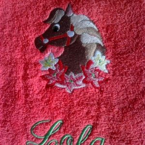 Cette jolie serviette éponge brodée du motif Poney FLEURS et personnalisée de son prénom enveloppera votre petit cavalier de douceur.