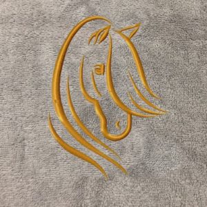 Cette jolie serviette brodée du motif CHEVAL TRIBAL et personnalisée de son prénom enveloppera votre petite cavalière de douceur.