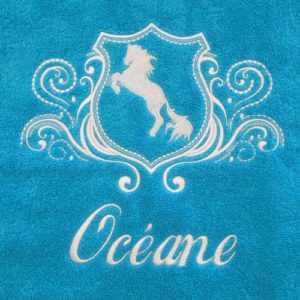 Cette jolie serviette brodée du motif Cheval cabré et personnalisée de son prénom enveloppera votre petit(e) cavalier(e) de douceur.