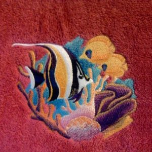 Cette jolie serviette éponge brodée du motif Poissons tropicaux et personnalisée d'un prénom sera le cadeau parfait pour les amoureux des animaux marins