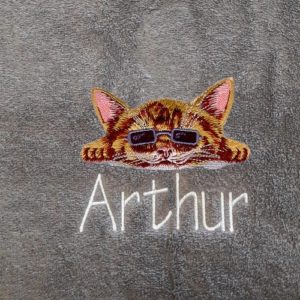 Cette jolie serviette éponge brodée du motif Chaton aux lunettes et personnalisée d'un prénom sera le cadeau parfait pour les amoureux des chats.