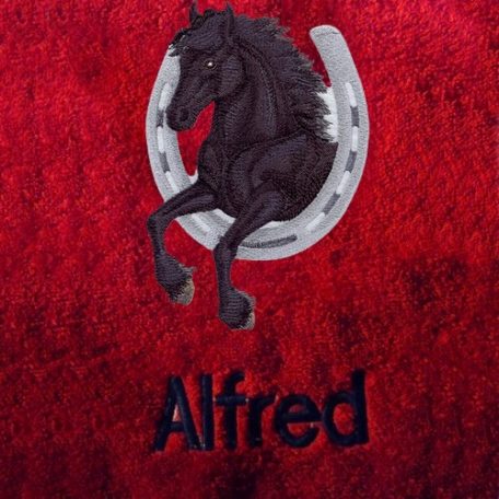 Cette jolie serviette brodée du motif Fer à cheval et personnalisée de son prénom enveloppera votre petite cavalière ou petit cavalier de douceur.