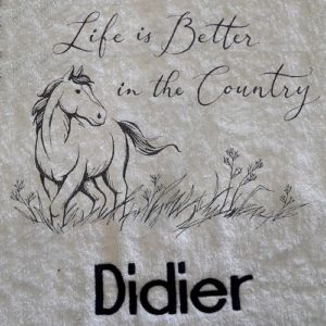 Cette jolie serviette brodée du motif LIFE IS BETTER IN THE COUNTRY et personnalisée de son prénom enveloppera votre petite cavalière ou petit cavalier de douceur.