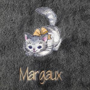 Cette jolie serviette éponge brodée du motif Chat KITTY et personnalisée d'un prénom sera le cadeau parfait pour les amoureux des chats.