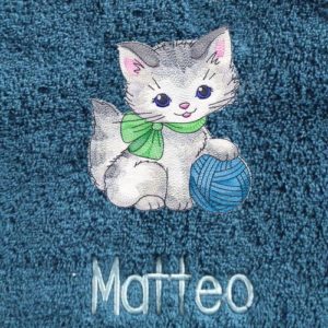 Cette jolie serviette éponge brodée du motif Chat KITTY et sa pelote et personnalisée d'un prénom sera le cadeau parfait pour les amoureux des chats.