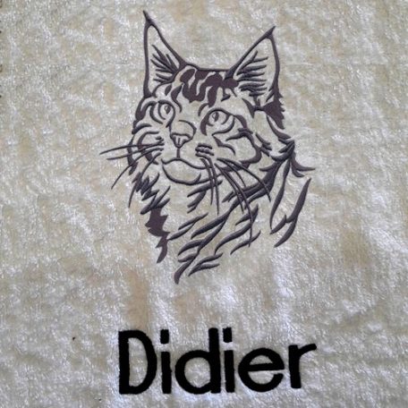 Cette jolie serviette éponge brodée du motif Chat Main coon et personnalisée d'un prénom sera le cadeau parfait pour les amoureux des chats.