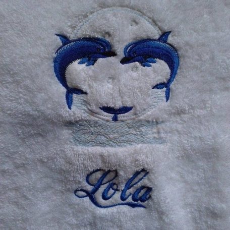 Cette jolie serviette éponge brodée du motif Chien Dauphins et personnalisée d'un prénom sera le cadeau parfait pour les amoureux des animaux marins