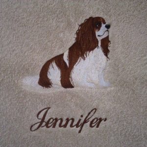Cette jolie serviette éponge brodée du motif Chien Cavalier King Charles et personnalisée d'un prénom sera le cadeau parfait pour les amoureux des chiens