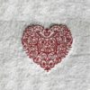 Serviette éponge brodée du motif Coeur Stylisé