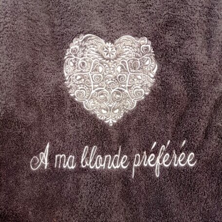 Serviette éponge brodée du motif Coeur Stylisé et d'un message humoristique "A ma blonde préférée"