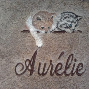 Cette jolie serviette éponge brodée du motif Chatons joueurs et personnalisée d'un prénom sera le cadeau parfait pour les amoureux des chats.