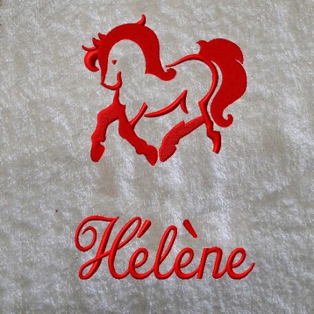 Serviette de toilette brodée du logo du Poney-Club du Moulin - Plouégat-Guérand et du prénom de votre choix
