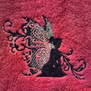 A la sortie du bain, cette jolie serviette éponge brodée du motif Fée Filigree et personnalisée enveloppera votre enfant de douceur.