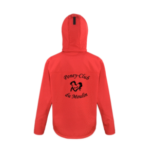 Veste softshell avec capuche rouge brodée du logo du poney-club du moulin