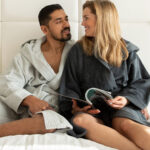 Découvrez notre collection de peignoirs de bain Classic, avec capuche, personnalisés avec broderie sur mesure (prénom ou initiales). Conçus en coton doux et absorbant, nos peignoirs conviennent aux femmes, hommes. Idéal comme cadeau personnalisé, ils allient confort, qualité et élégance au quotidien.