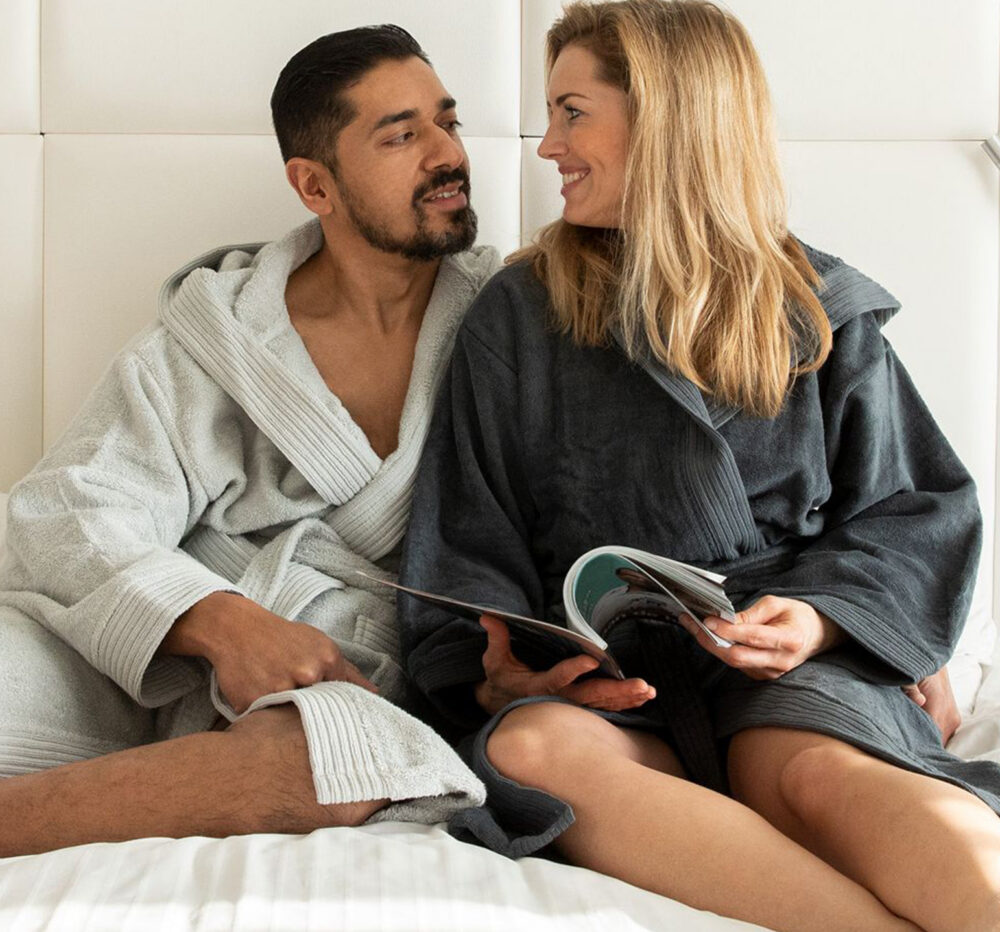 Découvrez notre collection de peignoirs de bain Classic, avec capuche, personnalisés avec broderie sur mesure (prénom ou initiales). Conçus en coton doux et absorbant, nos peignoirs conviennent aux femmes, hommes. Idéal comme cadeau personnalisé, ils allient confort, qualité et élégance au quotidien.