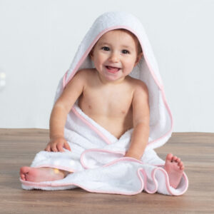Cape de bain personnalisée, toute douce en 100% coton, idéale et parfaite pour envelopper votre bébé de chaleur et de confort après le bain. Elle est personnalisable : faites broder le prénom de votre choix.