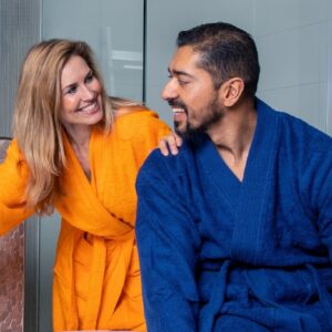 Découvrez notre collection de peignoirs de bain Classic, avec col châle, personnalisés avec broderie sur mesure (prénom ou initiales). Conçus en coton doux et absorbant, nos peignoirs conviennent aux femmes, hommes. Idéal comme cadeau personnalisé, ils allient confort, qualité et élégance au quotidien.