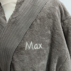 Peignoir à capuche en velours personnalisable brodé - couleur : Taupe - Broderie prénom : Crème - Zoom sur la broderie